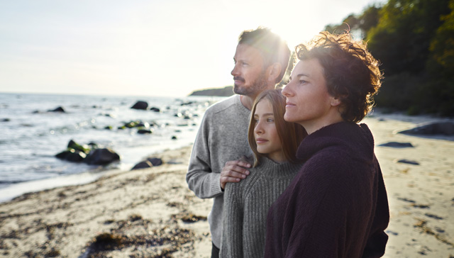 Strona ubezpieczenia na życie i zdrowie Twoje Życie Allianz - rodzice przytulający córkę na plaży