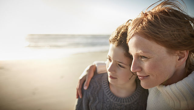 Strona ubezpieczenia na życie i zdrowie Twoje Życie Allianz - rodzice przytulający córkę na plaży