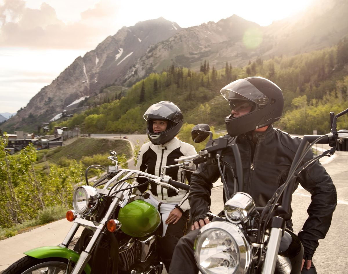 ubezpieczenie motocykla - para na motocyklach na tle gór