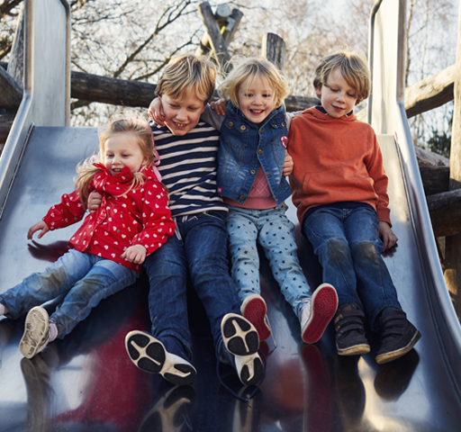 Strona ubezpieczenia na życie i zdrowie zniżki dla dużych rodzin Allianz - troje uśmiechniętych dzieci