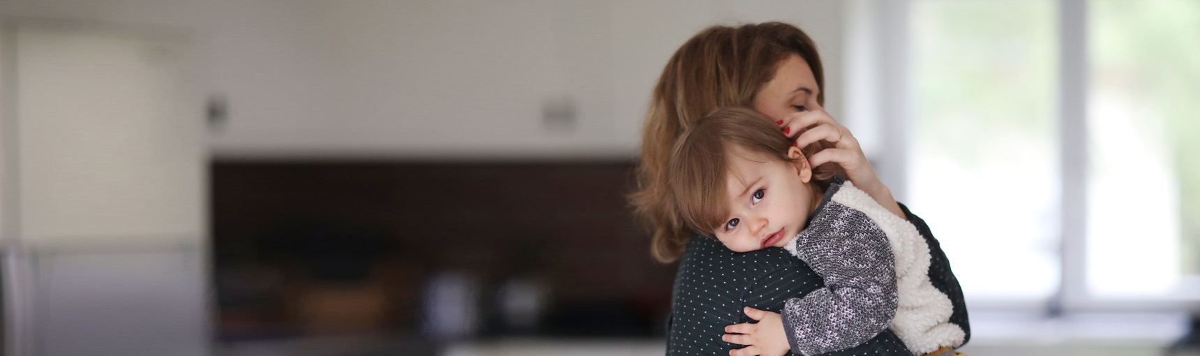 Strona ubezpieczenia na życie i zdrowie Wypłata za leczenie i pobyt w szpitalu Allianz - uśmiechnięta mama z córką
