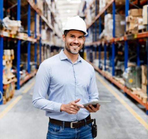 Małe i średnie firmy - mężczyzna w pracy