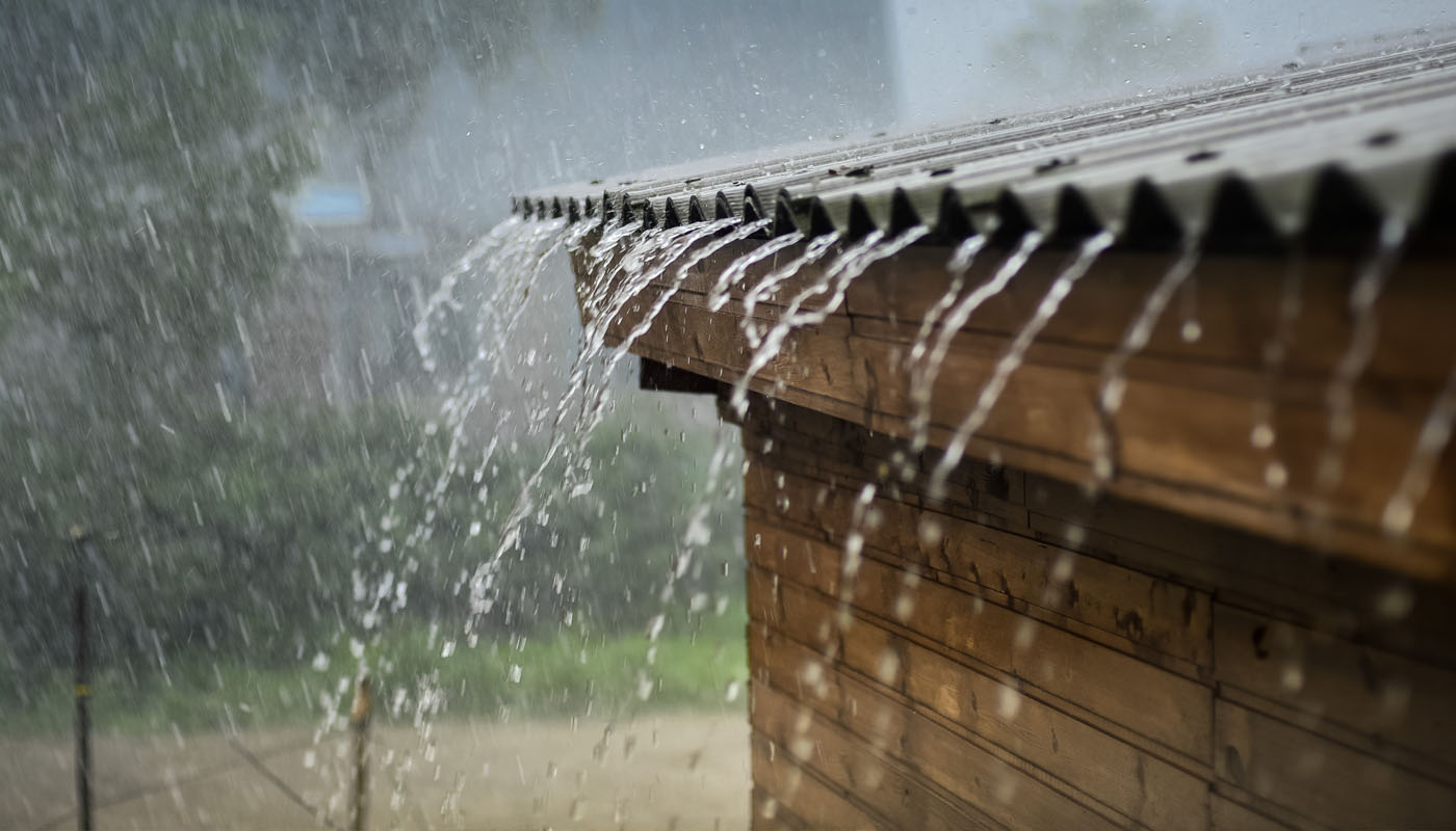 deszcz cieknący po dachu - Allianz ubezpieczenie mieszkania i domu